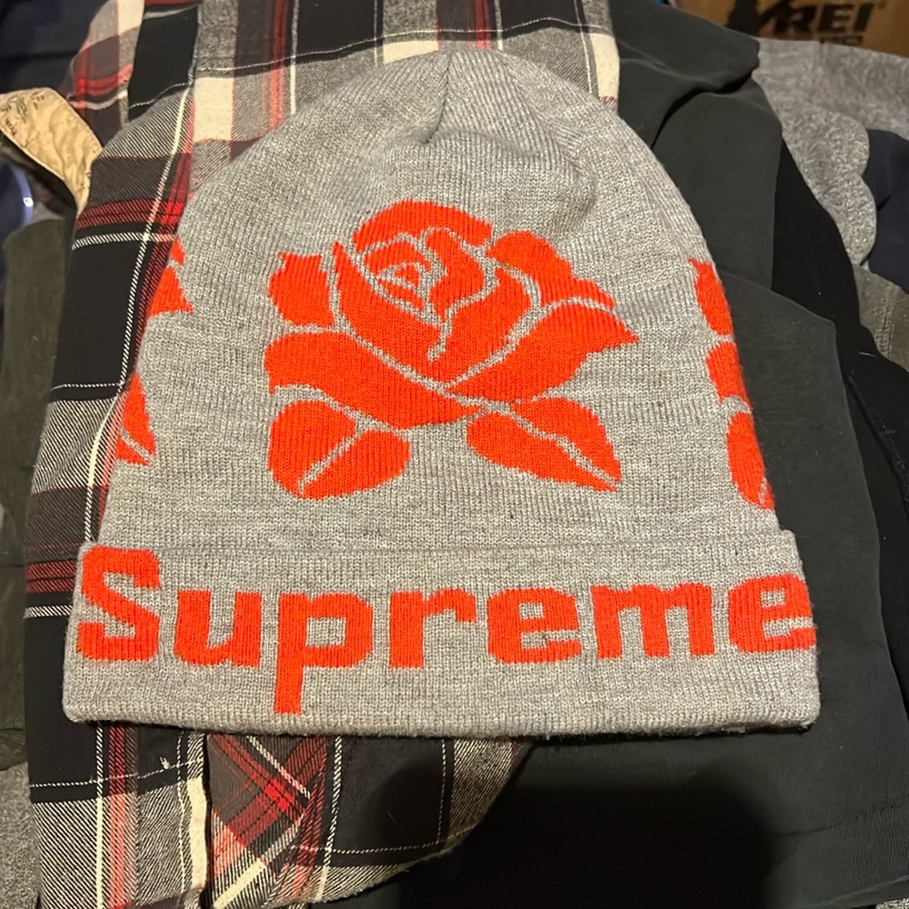 SUPREME NEW ERA ROSE BEANIE GRAY FW12